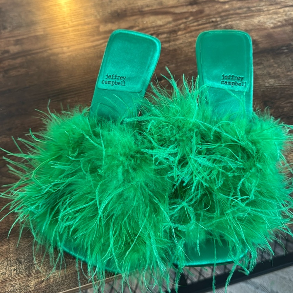 JEFFREY CAMBELL 9 Green. Feathers. Elegant. Unique. Fashionable.